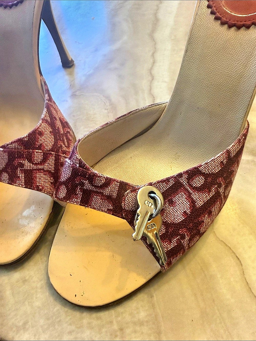 Dior by John Galliano Trotter Padlock & Key Mule Sandals Heels pink, and burgund - Picture 4 of 6